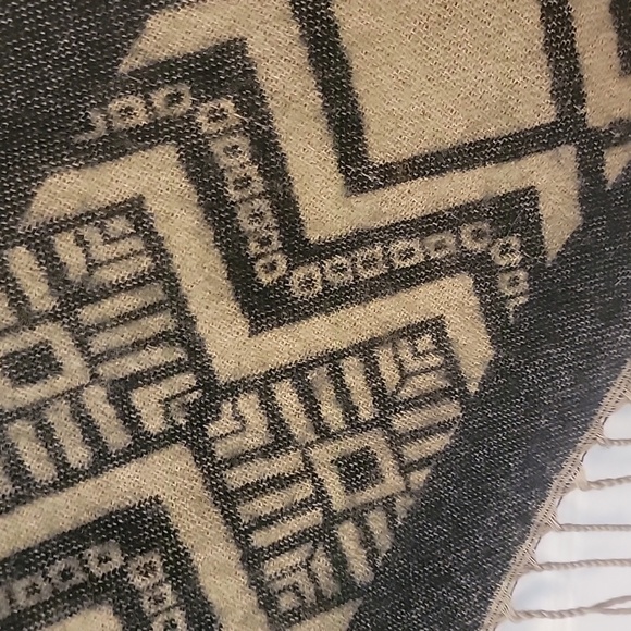 Cabin fever poncho. 100% acrylic. - Picture 5 of 6